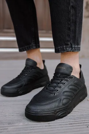 Triple Black Sneaker CH105