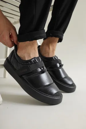 Triple Black Sneaker CH137